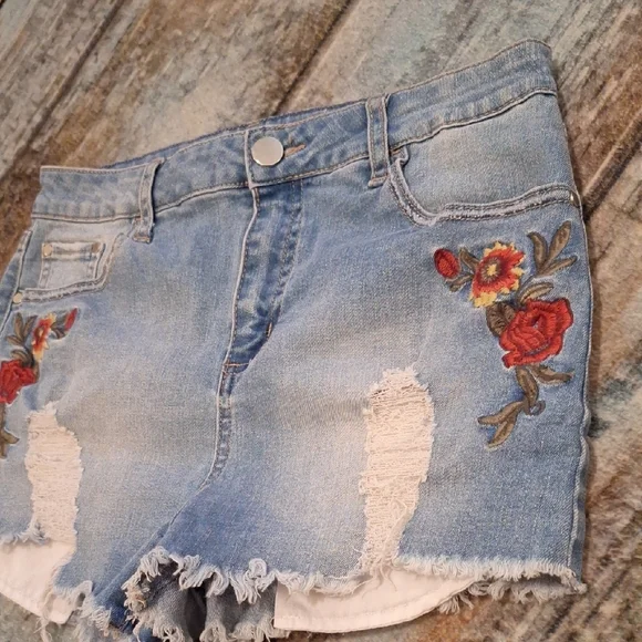 Tinseltown Blue Denim Shorts with Floral Embroidery. Excellent Condition Size 9 - Picture 5 of 10